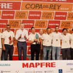 Felipe VI entrega el trofeo ORC al español Antonio Porres durante la entrega de los premios de la 43 edición de la Copa del Rey MAPFRE de vela