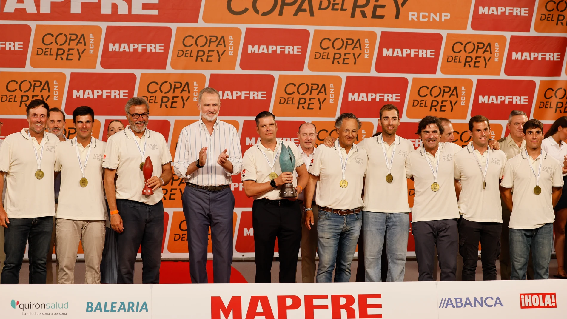 Felipe VI entrega el trofeo ORC al español Antonio Porres durante la entrega de los premios de la 43 edición de la Copa del Rey MAPFRE de vela