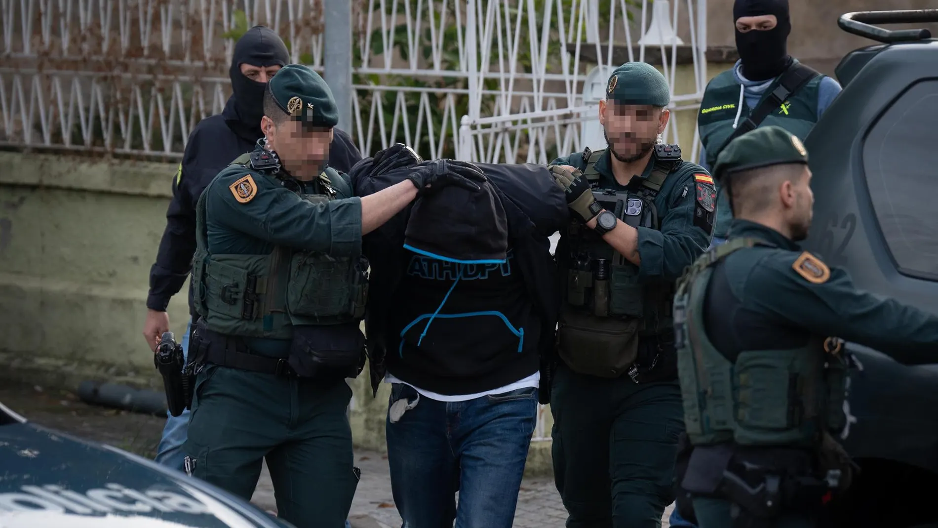 Un argelino confidente de la Ertzaintza y un condenado por el 17-A, entre los expulsados de España por yihadismo en 2024