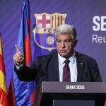Fútbol.- Joan Laporta: "La inscripción de Joan García no depende de la baja de Ter Stegen, pero es la vía más rápida"