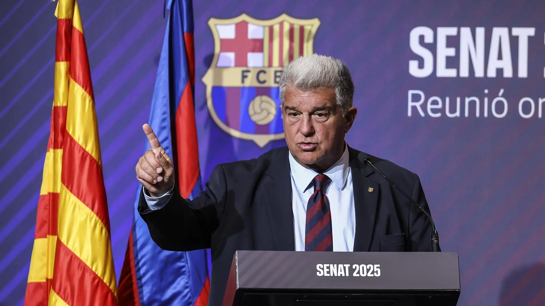 Fútbol.- Joan Laporta: "La inscripción de Joan García no depende de la baja de Ter Stegen, pero es la vía más rápida"
