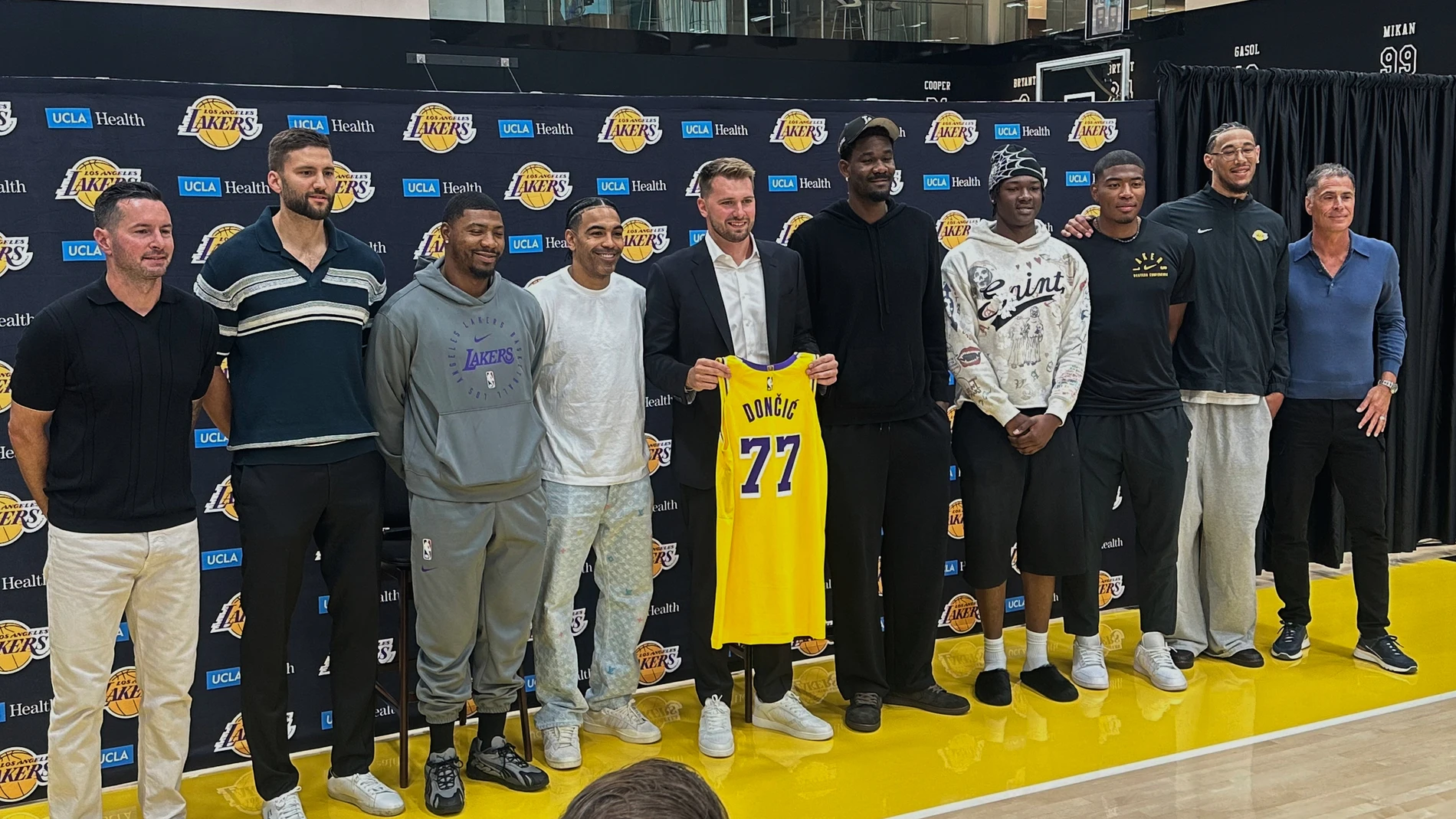 Luka Doncic, en la firma de su nuevo contrato