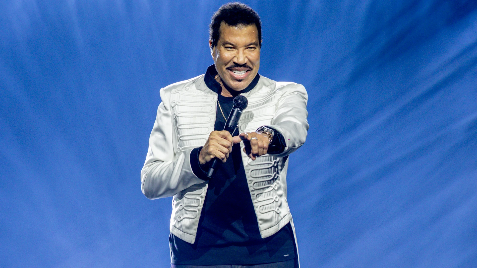 El cantante Lionel Richie durante su concierto, en el Movistar Arena, a 2 de agosto de 2025, en Madrid (España). El concierto forma parte de la gira 'Say Hello To The Hits', que pone fin al tramo español y europeo del tour del legendario artista. Richie es un cantante, compositor y productor estadounidense, considerado una leyenda viva de la música pop y soul contemporánea. A lo largo de su carrera, ha vendido más de 100 millones de discos en todo el mundo, ha ganado cuatro premios Grammy, un...