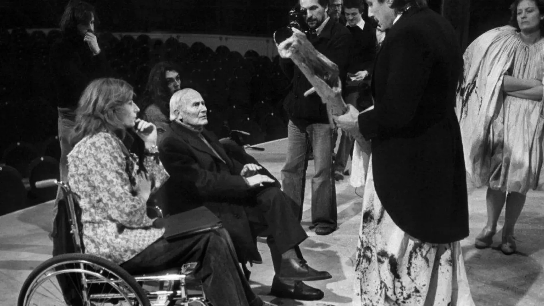 Glòria Rognoni, en un ensayo de "Ubu Rey", acompañada de Joan Miró