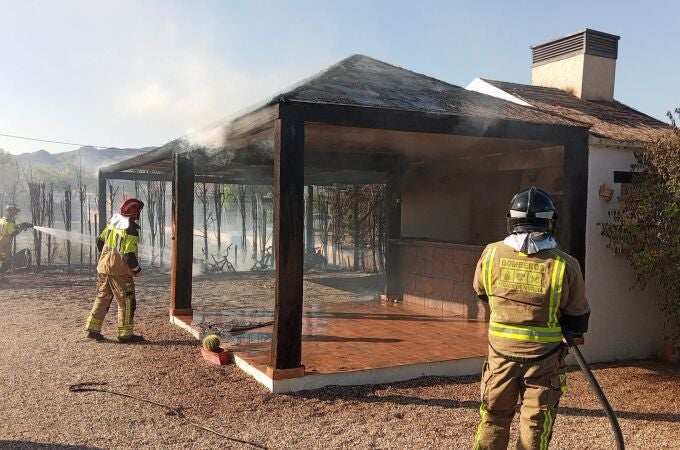 Sucesos.- Bomberos del CEIS sofocan el incendio de una barbacoa ubicada en el porche de una vivienda en Lorca