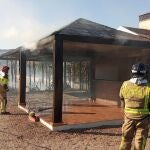 Sucesos.- Bomberos del CEIS sofocan el incendio de una barbacoa ubicada en el porche de una vivienda en Lorca