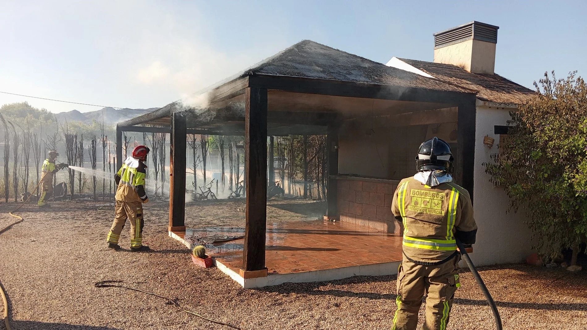 Bomberos de Consorcio sofocan el incendio de una barbacoa ubicada en el porche de una vivienda en Lorca REMITIDA / HANDOUT por FOTOGRAFÍA FACILITADA POR BOMBEROS DEL CONSORCIO Fotografía remitida a medios de comunicación exclusivamente para ilustrar la noticia a la que hace referencia la imagen, y citando la procedencia de la imagen en la firma 03/08/2025