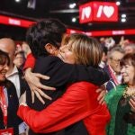 La mujer del presidente del Gobierno, Begoña Gómez (2d) abraza a la ministra de Inclusión y Seguridad Social, Elma Sainz (2i) durante el 41 Congreso Federal del PSOE reunido en Sevilla este domingo. EFE/Julio Muñoz