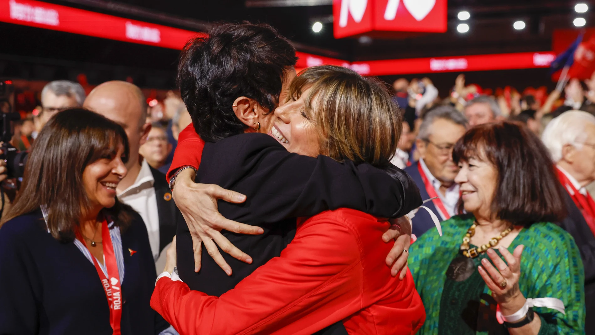 La mujer del presidente del Gobierno, Begoña Gómez (2d) abraza a la ministra de Inclusión y Seguridad Social, Elma Sainz (2i) durante el 41 Congreso Federal del PSOE reunido en Sevilla este domingo. EFE/Julio Muñoz