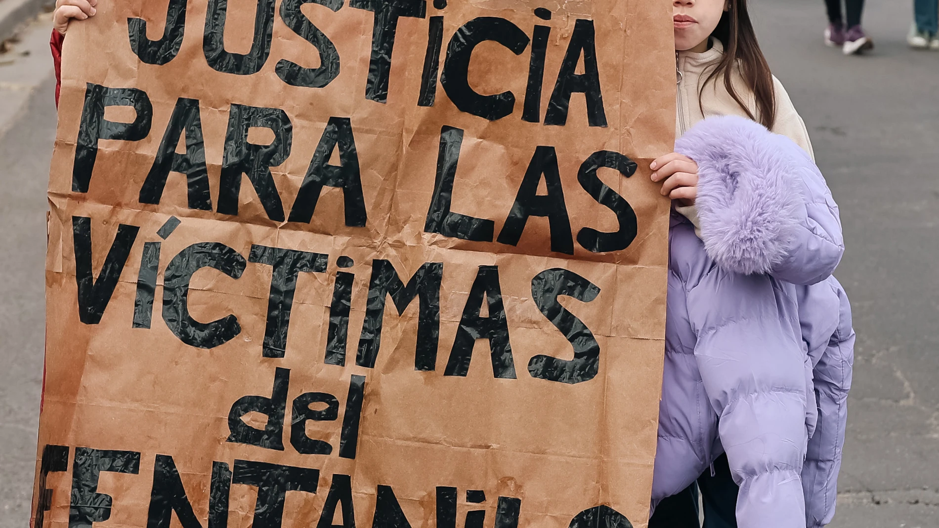 AME7363. LA PLATA (ARGENTINA), 03/08/2025.- Fotografía del 31 de julio de 2025 de una mujer sosteniendo un cartel durante una manifestación frente al Hospital Italiano de La Plata, en La Plata (Argentina). El fentanilo contaminado que causó 68 muertos confirmados en Argentina, pero que pueden ser más, sacó a la luz un entramado societario alrededor de HLB Pharma Group, el laboratorio que produjo el medicamento, según la investigación judicial puesta en marcha tras la tragedia sanitaria. EFE/ ...