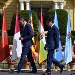 El presidente del Gobierno, Pedro Sánchez (i), y el presidente de la Generalitat de Catalunya, Salvador Illa (d), ofrecen una declaración institucional durante la XXVIII Conferencia de Presidentes, en Palau de Pedralbes de Barcelona, a 6 de junio de 2025