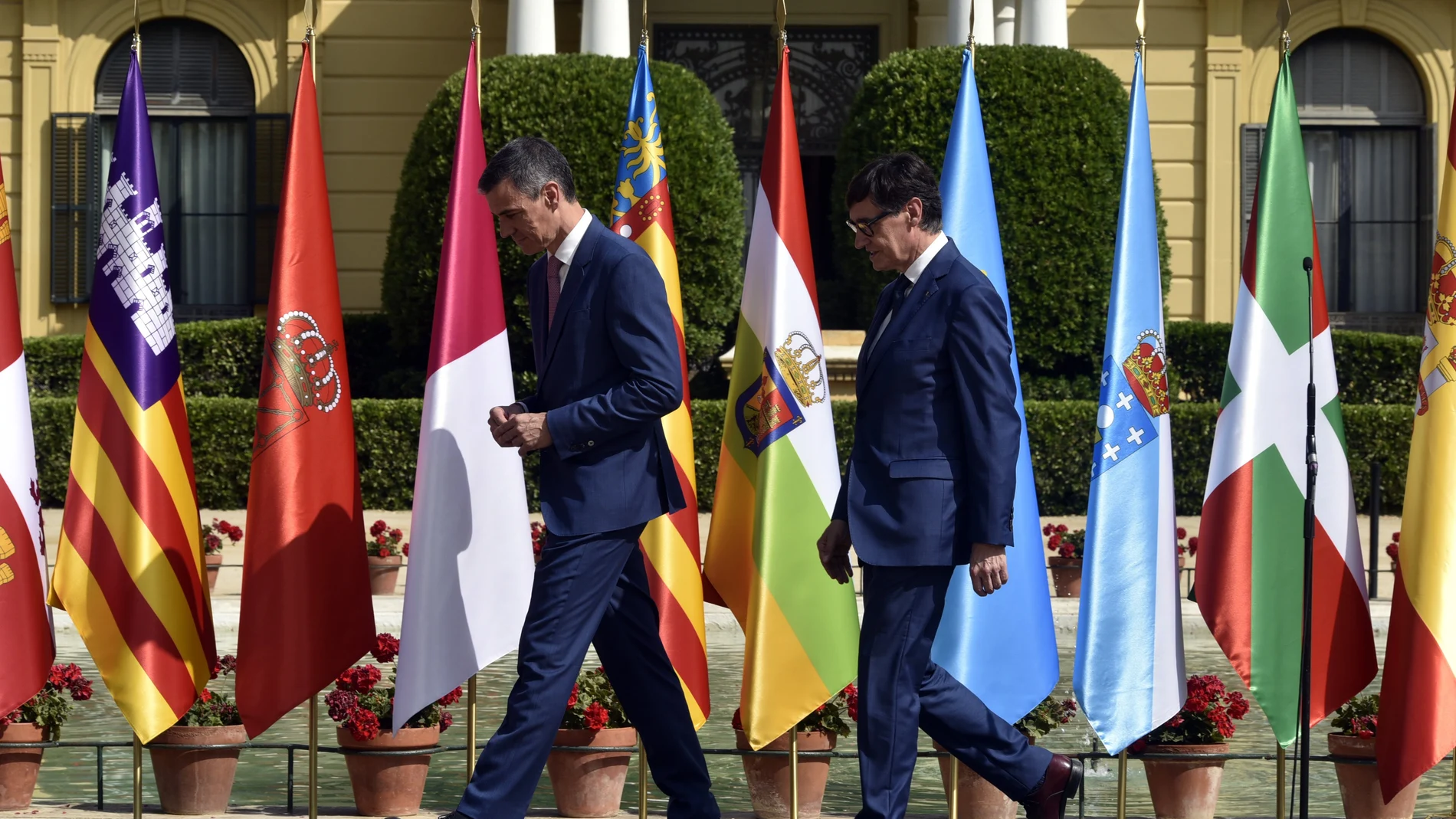 El presidente del Gobierno, Pedro Sánchez (i), y el presidente de la Generalitat de Catalunya, Salvador Illa (d), ofrecen una declaración institucional durante la XXVIII Conferencia de Presidentes, en Palau de Pedralbes de Barcelona, a 6 de junio de 2025
