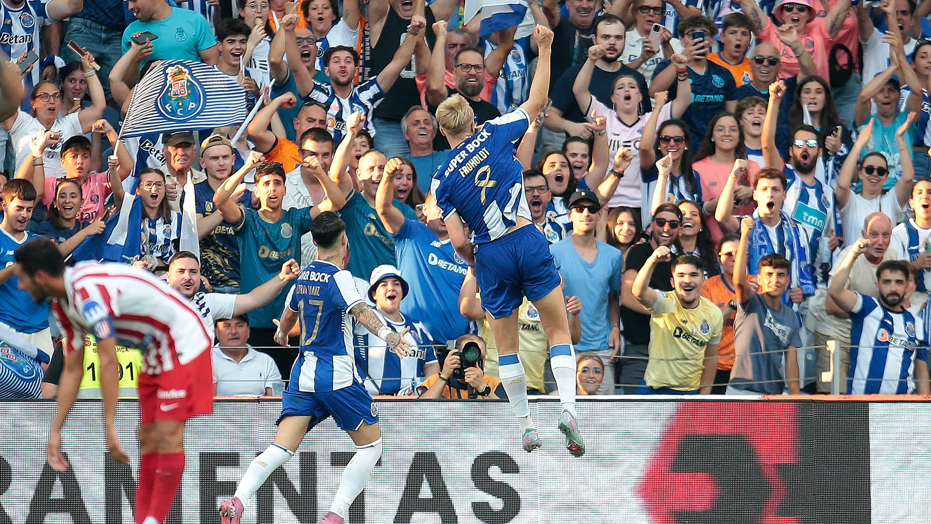 Porto (Portugal), 03/08/2025.- FC Porto’s Victor Froholdt (C) celebtrates after scoring a goal against Atletico Madrid during their friendly soccer match held at Dragao Stadium in Porto, Portugal, 03 August 2025. (Futbol, Amistoso) EFE/EPA/MANUEL FERNANDO ARAUJO