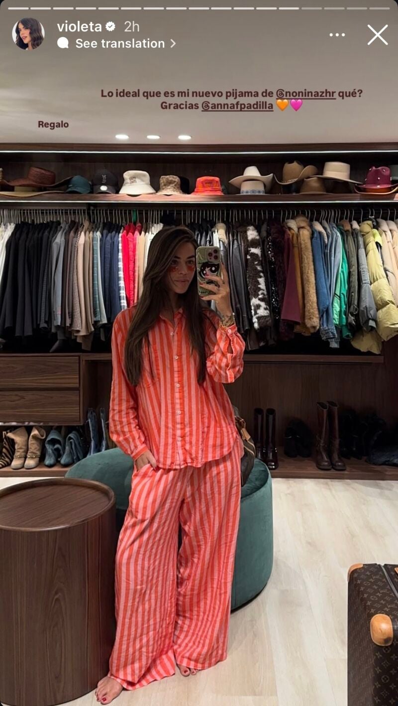 Violeta Mangriñán con look pijamero de rayas.