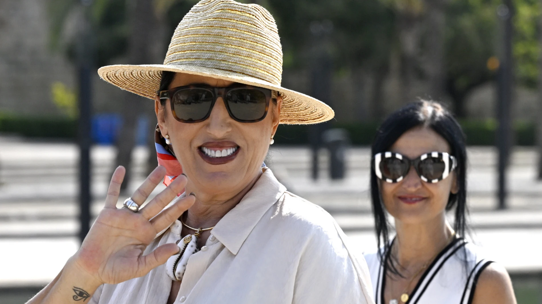 El look de Rossy de Palma a su llegada a Mallorca.