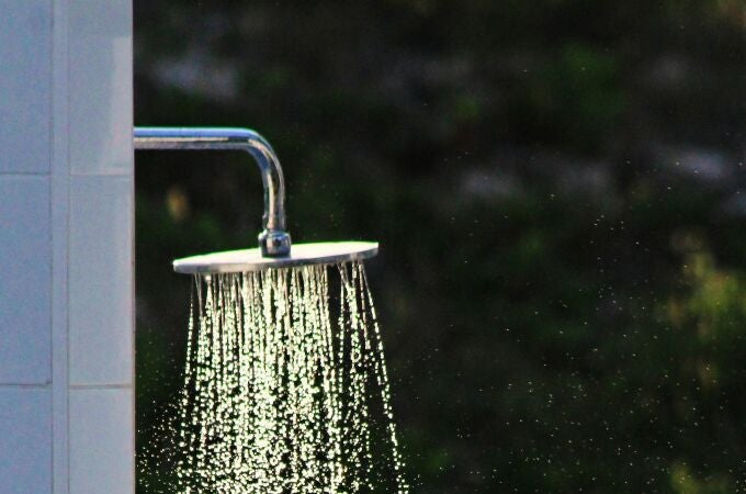 ¿Por qué deberías dejar de ducharte con agua muy caliente? Esto es lo que le hace a tu piel (y a tu cerebro)