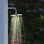 ¿Por qué deberías dejar de ducharte con agua muy caliente? Esto es lo que le hace a tu piel (y a tu cerebro)