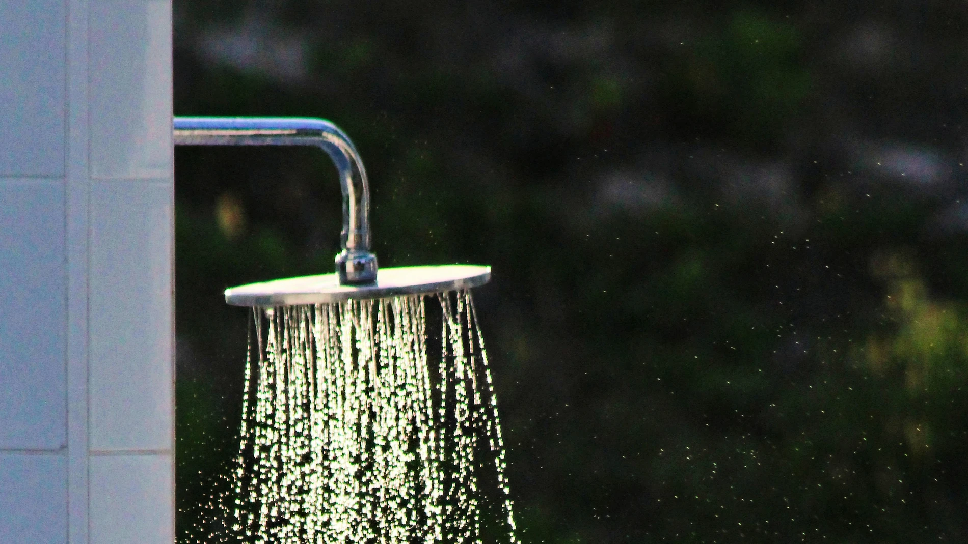 ¿Por qué deberías dejar de ducharte con agua muy caliente? Esto es lo que le hace a tu piel (y a tu cerebro)