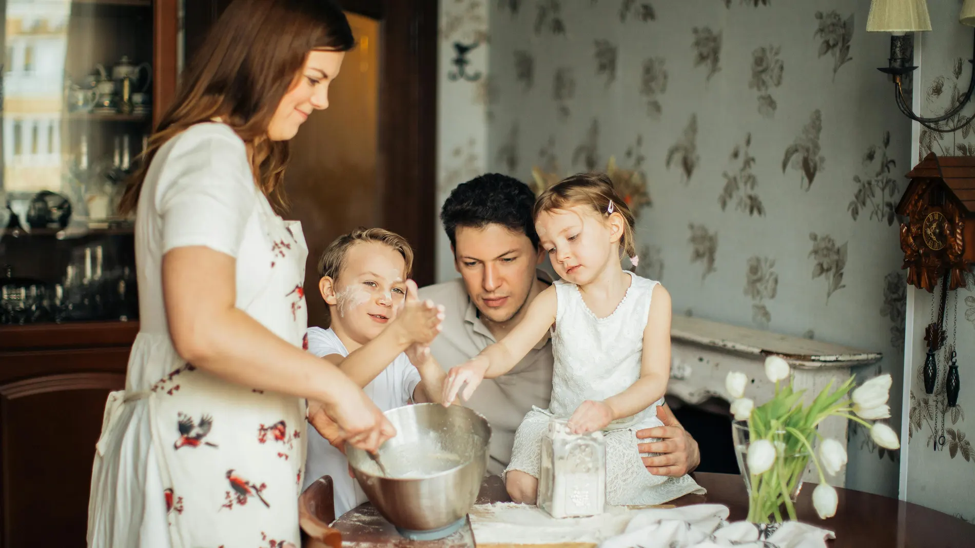 Familia cocinando juntos