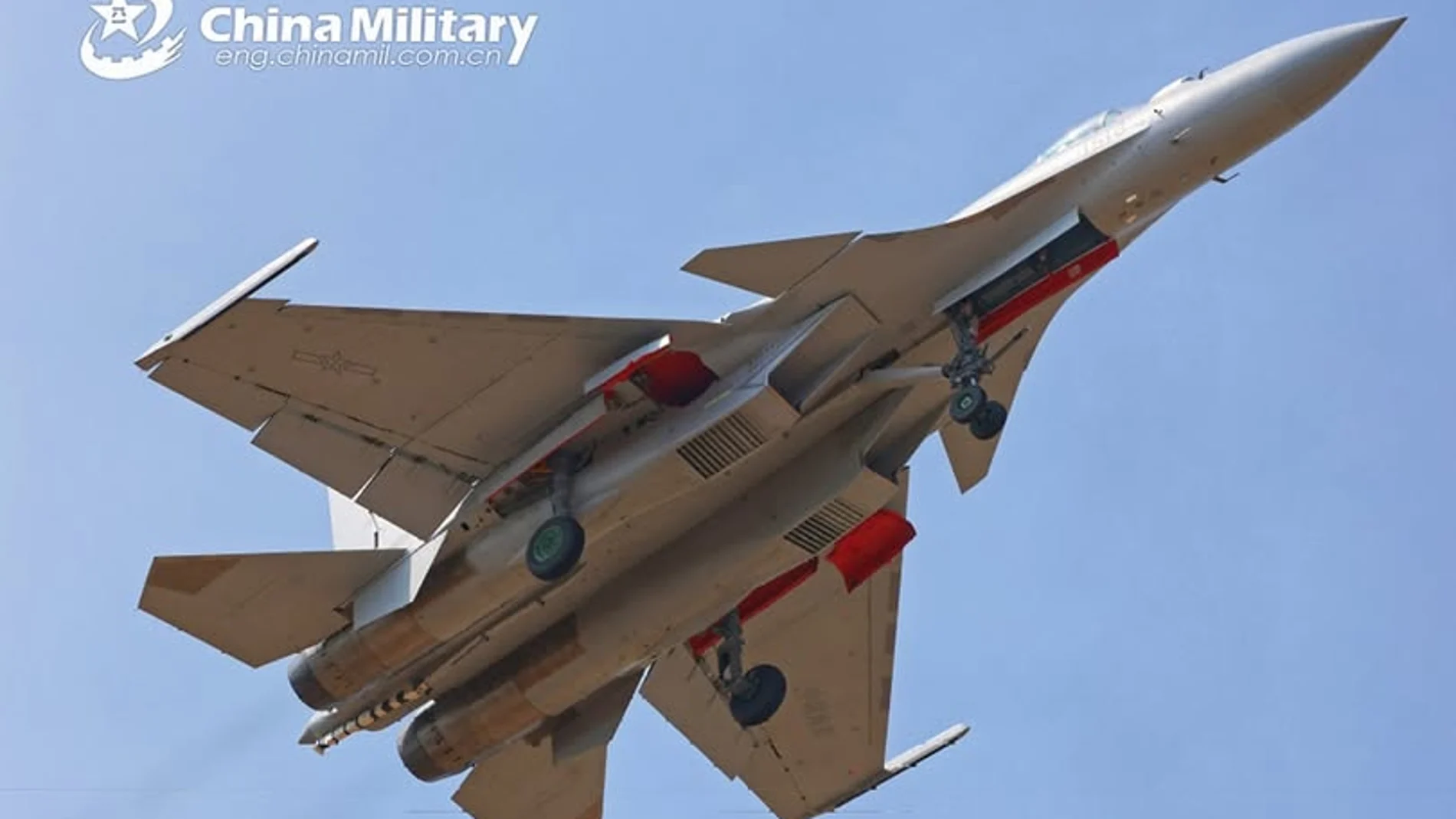 Primer lanzamiento del un caza chino J-15T con catapulta electromagnética