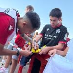 Jugadores de la Cultural y Deportiva Leonesa firman autógrafos a los aficionados más jóvenes tras un entrenamiento