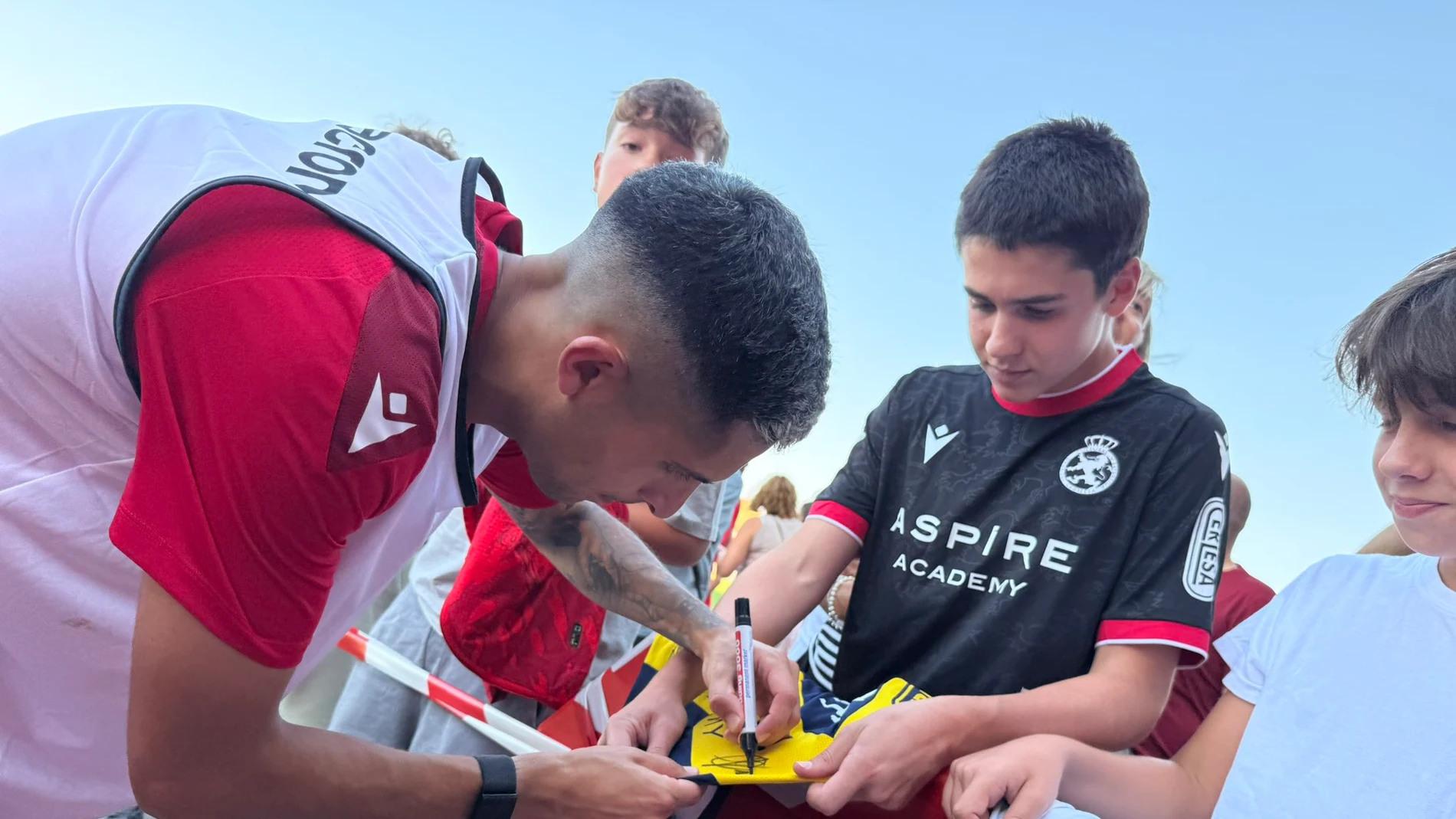 Jugadores de la Cultural y Deportiva Leonesa firman autógrafos a los aficionados más jóvenes tras un entrenamiento