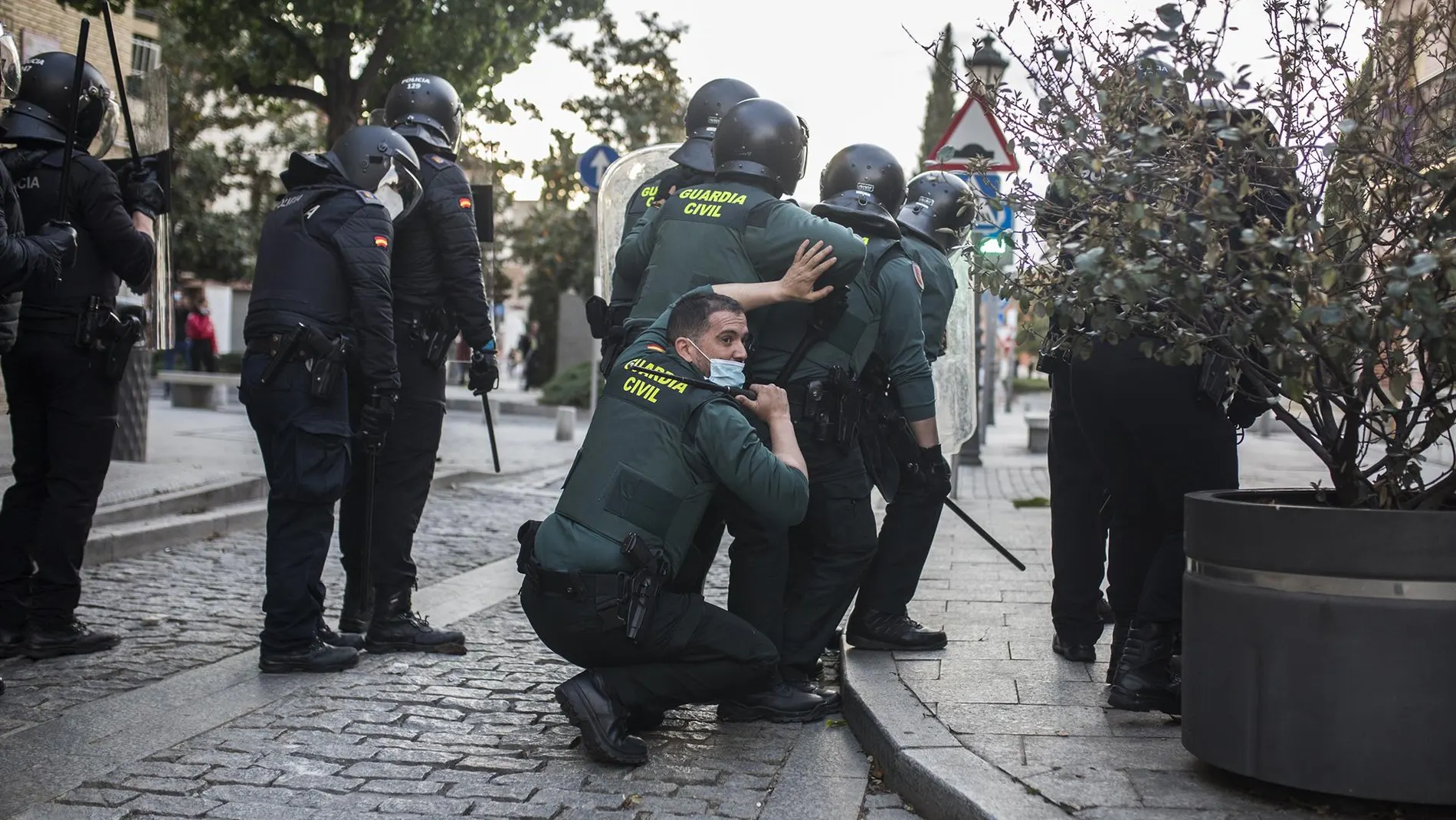 MADRID.-El TSJM ratifica la condena a once activistas por altercados en un mitin de Vox en Navalcarnero