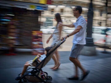 Familias por las calles del centro de la ciudad. © Alberto R. Roldán / Diario La Razón.