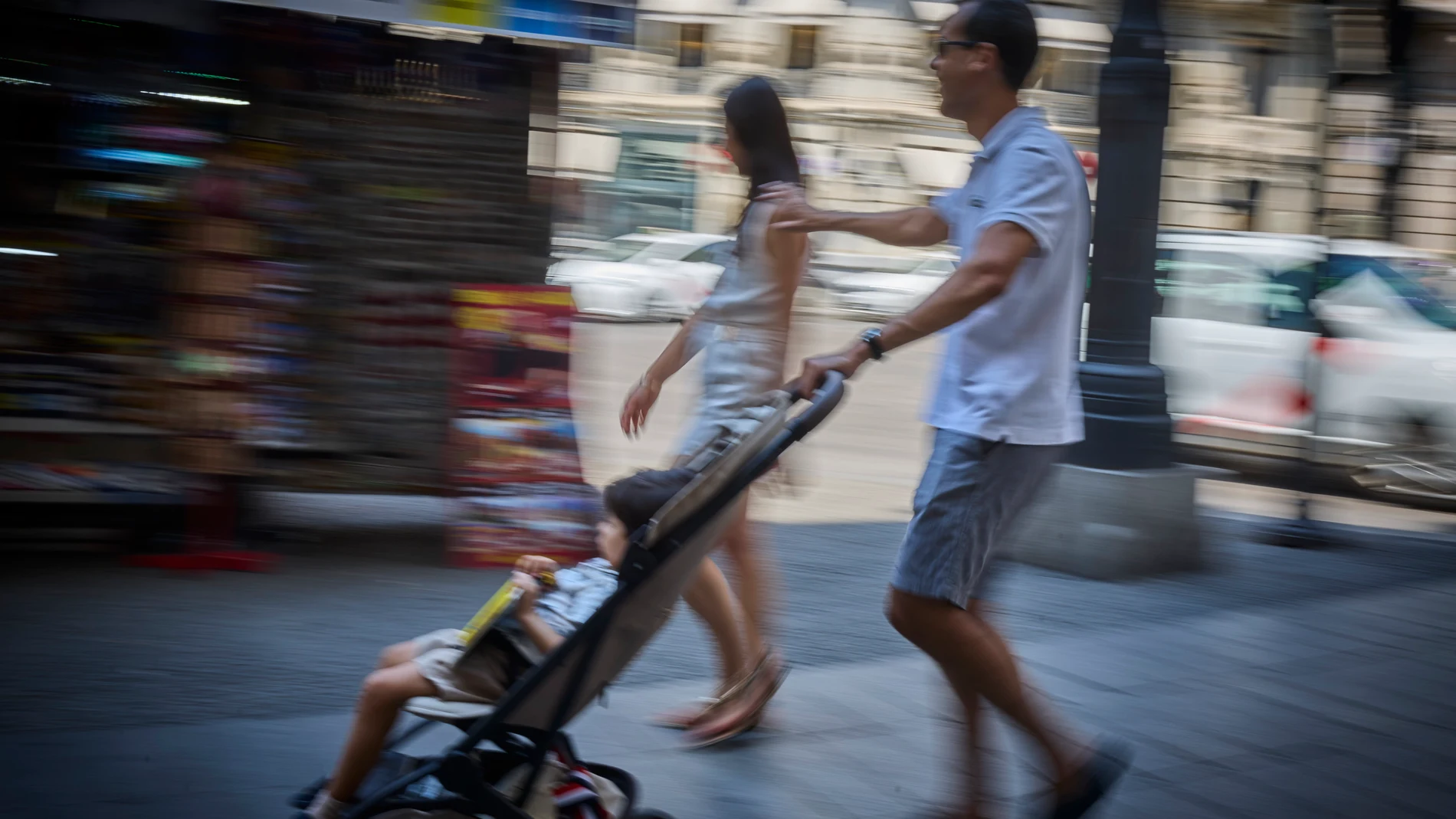 Familias por las calles del centro de la ciudad. © Alberto R. Roldán / Diario La Razón. 03 08 2025