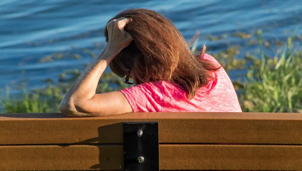 Mujer reflexionando en soledad