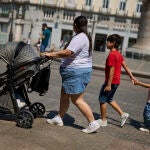 Familias por las calles del centro de la ciudad. © Alberto R. Roldán / Diario La Razón.