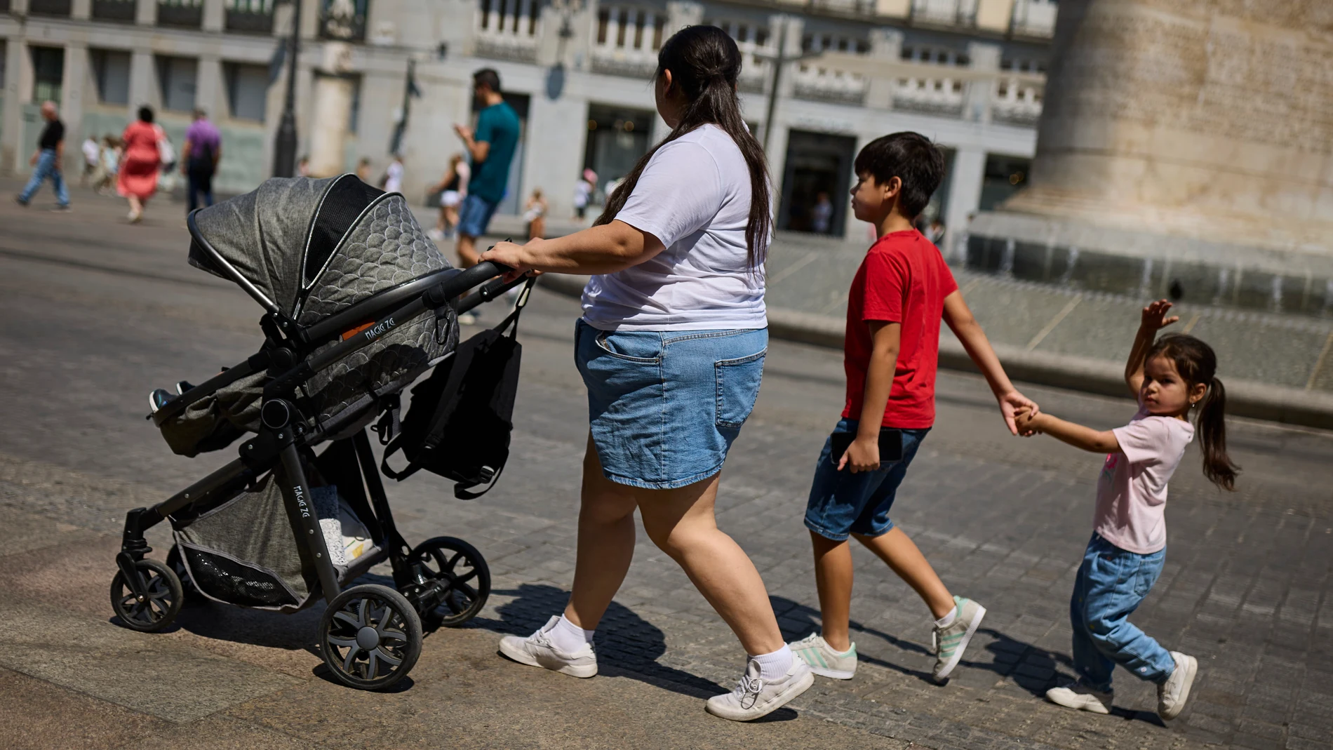 Familias por las calles del centro de la ciudad. © Alberto R. Roldán / Diario La Razón. 03 08 2025