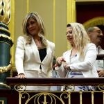 GR1053. MADRID, 22/07/2019.- Begoña Gómez (i), esposa del candidato socialista a la Presidencia del Gobierno, Pedro Sánchez, este lunes en el Congreso para asistir a la celebración de la primera jornada del debate de investidura. EFE/ Emilio Naranjo