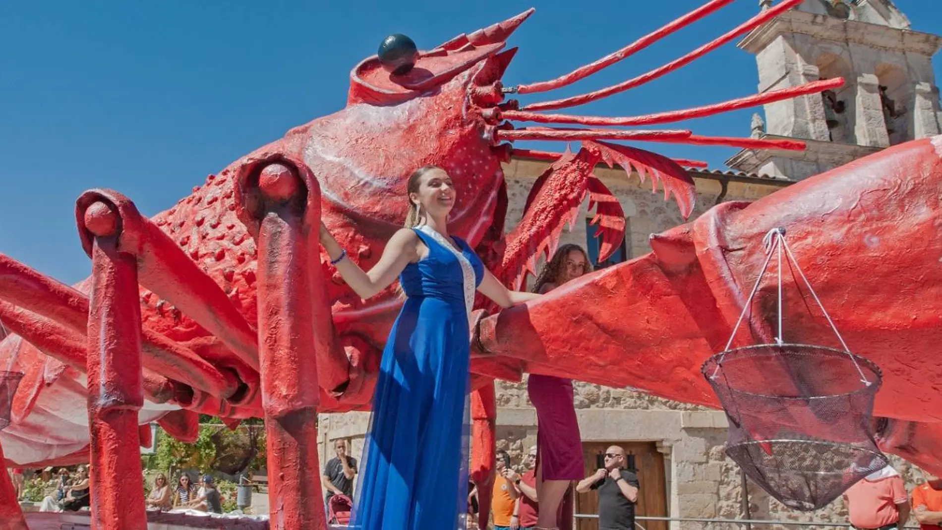 Herrera de Pisuerga vibra con su 52º Festival del Cangrejo: 17 carrozas y miles de personas llenan las calles de la localidad de Palencia