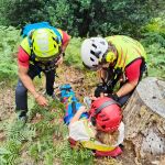 Momento en el que los servicios de emergencias rescatan a la senderista