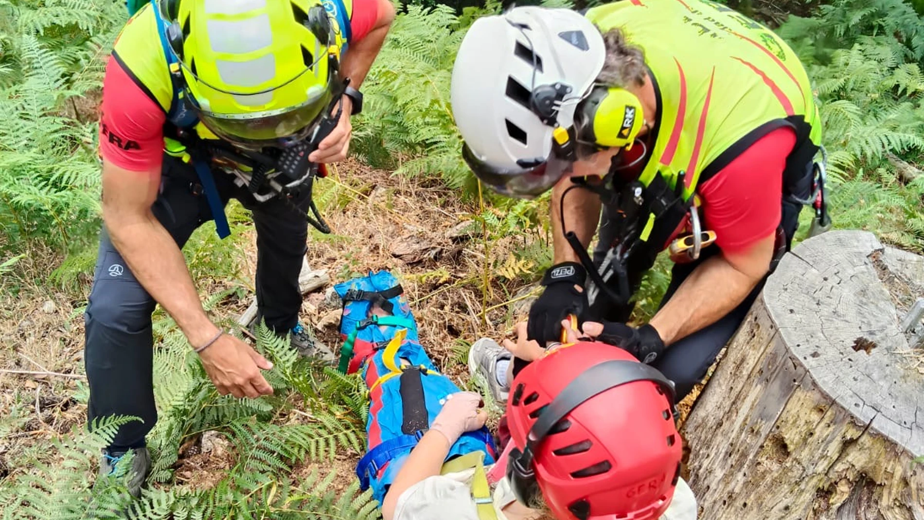 Momento en el que los servicios de emergencias rescatan a la senderista