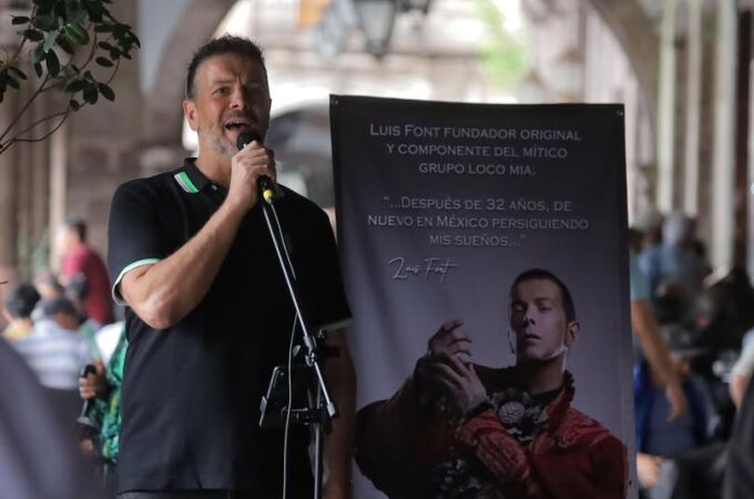 Pillan a uno de los integrantes de Locomía cantando en las calles de México y el video arrasa en redes
