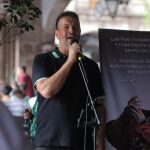 Pillan a uno de los integrantes de Locomía cantando en las calles de México y el video arrasa en redes