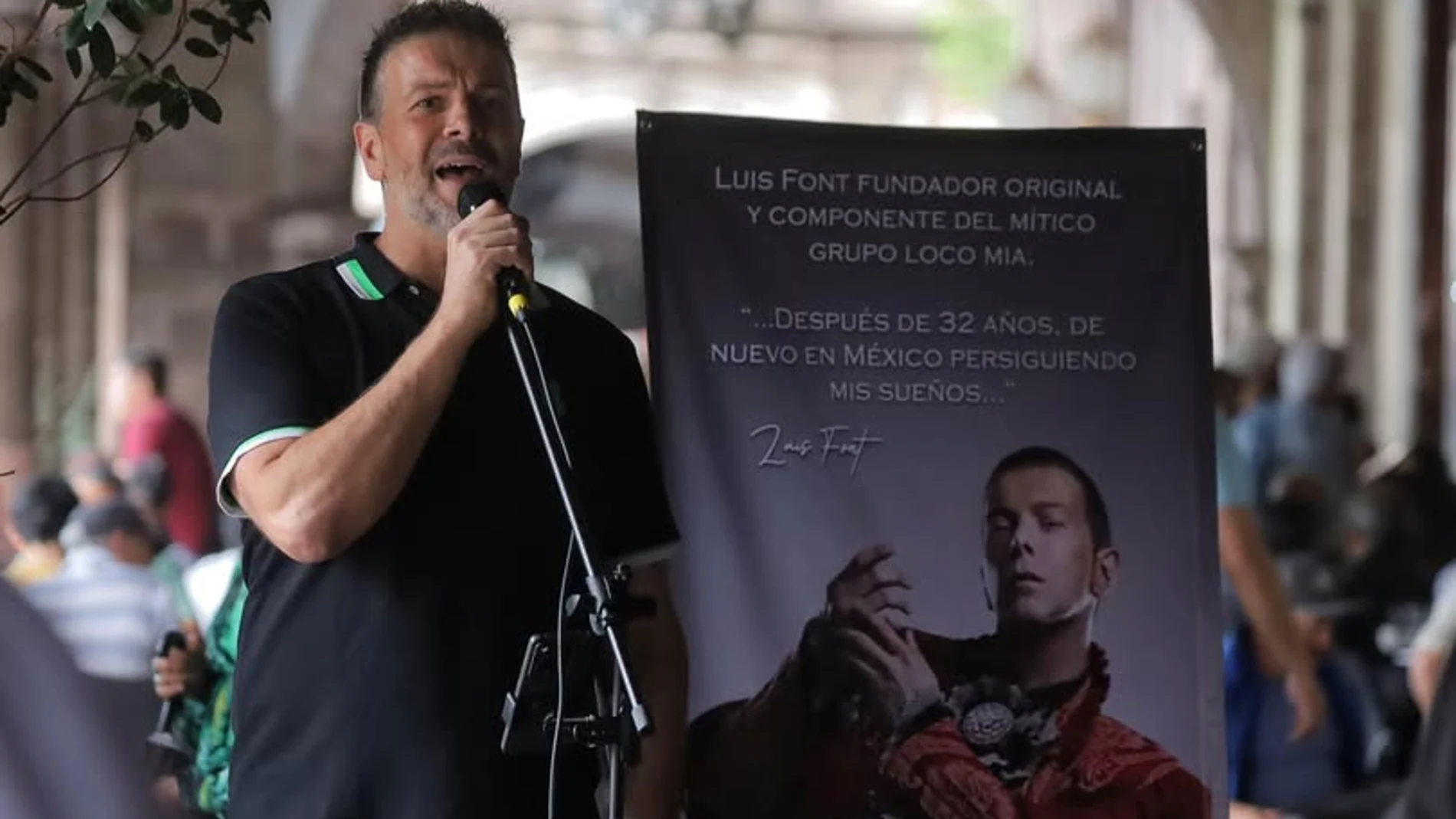 Pillan a uno de los integrantes de Locomía cantando en las calles de México y el video arrasa en redes
