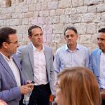 Conrado Íscar conversa con el alcalde de Peñafiel, Roberto Díez, el diputado Moisés Santana y el ex regidor peñafielense Félix Ángel Martín