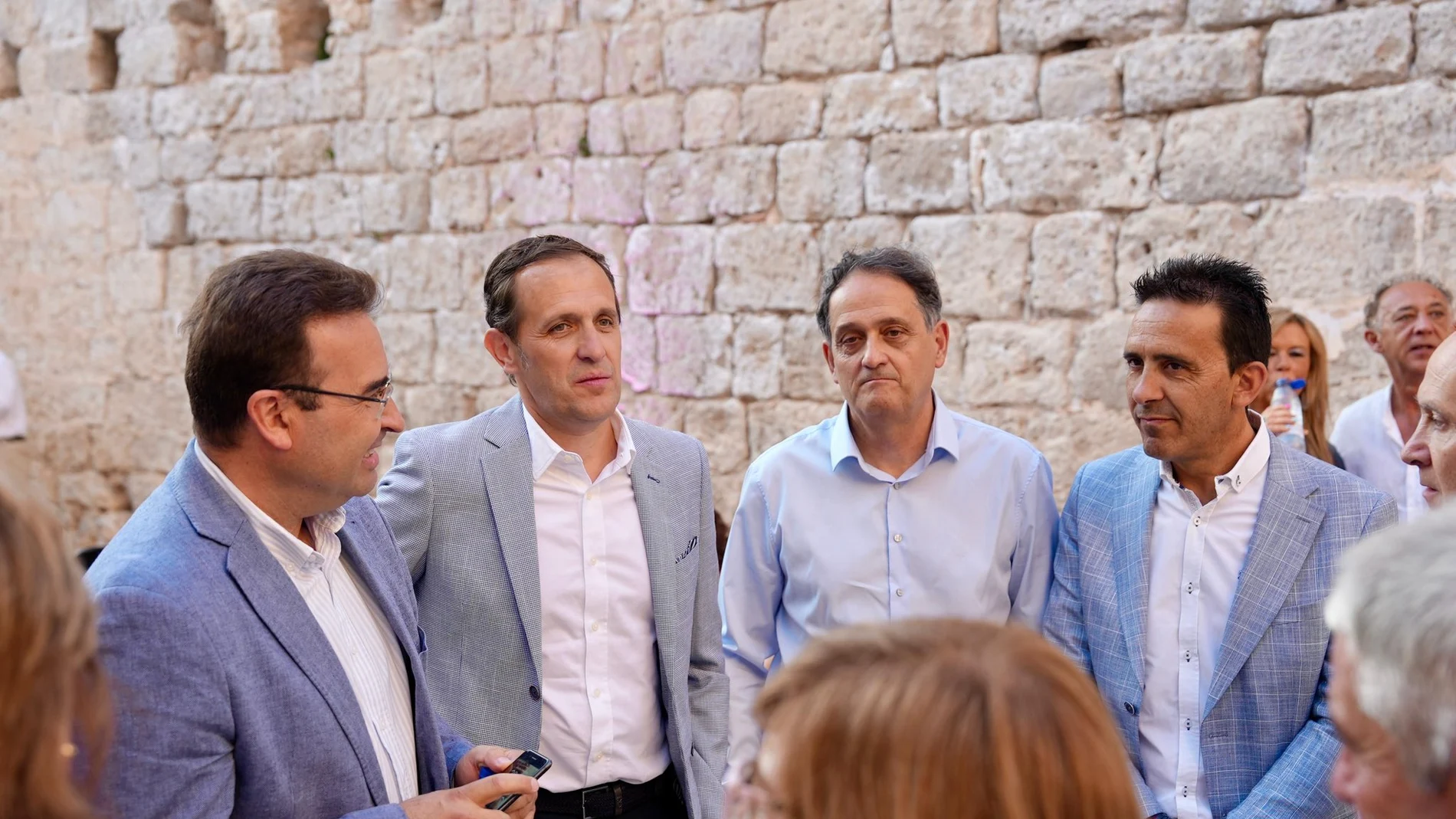 Conrado Íscar conversa con el alcalde de Peñafiel, Roberto Díez, el diputado Moisés Santana y el ex regidor peñafielense Félix Ángel Martín