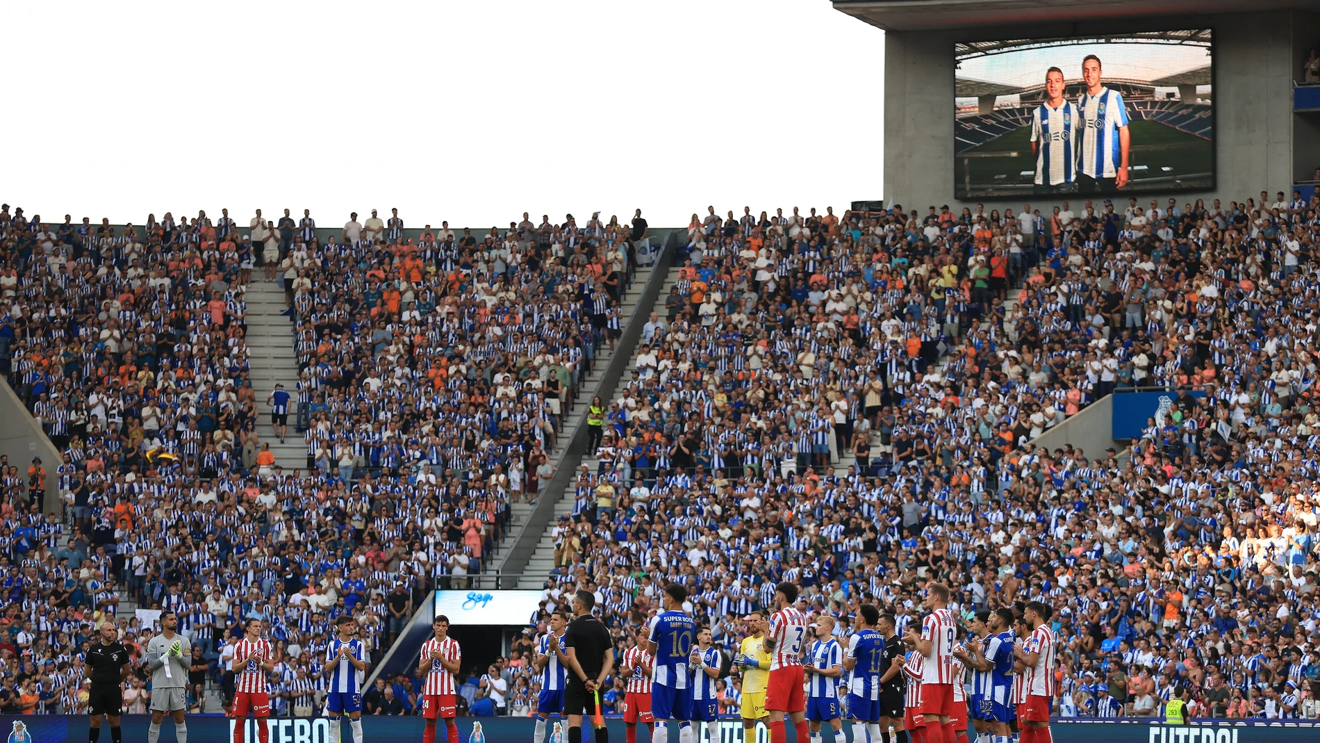 Porto (Portugal), 03/08/2025.- FC Porto’s team pays tribute to late Diogo Jota and Andre Silva prior the friendly soccer match, FC Porto vs Atlético Madrid, held at Dragao Stadium in Porto, Portugal, 03 August 2025. (Futbol, Amistoso) EFE/EPA/MANUEL FERNANDO ARAUJO