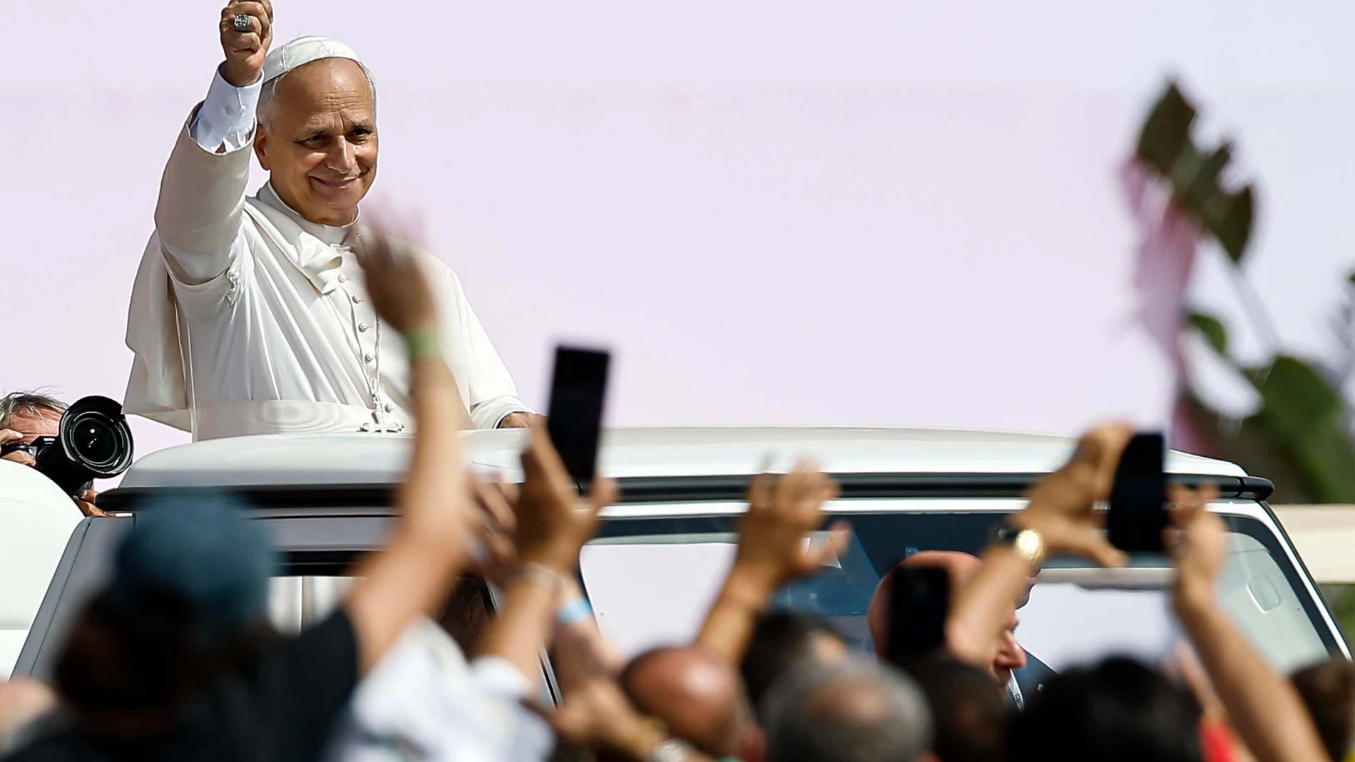 Rome (Italy), 03/08/2025.- Pope Leo XIV gestures from the popemobile during a Holy Mass on the occasion of the Jubilee of Youth, at Tor Vergata in Rome, Italy, 03 August 2025. (Papa, Italia, Roma) EFE/EPA/ANGELO CARCONI