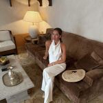 Influencer con 'total look' blanco.