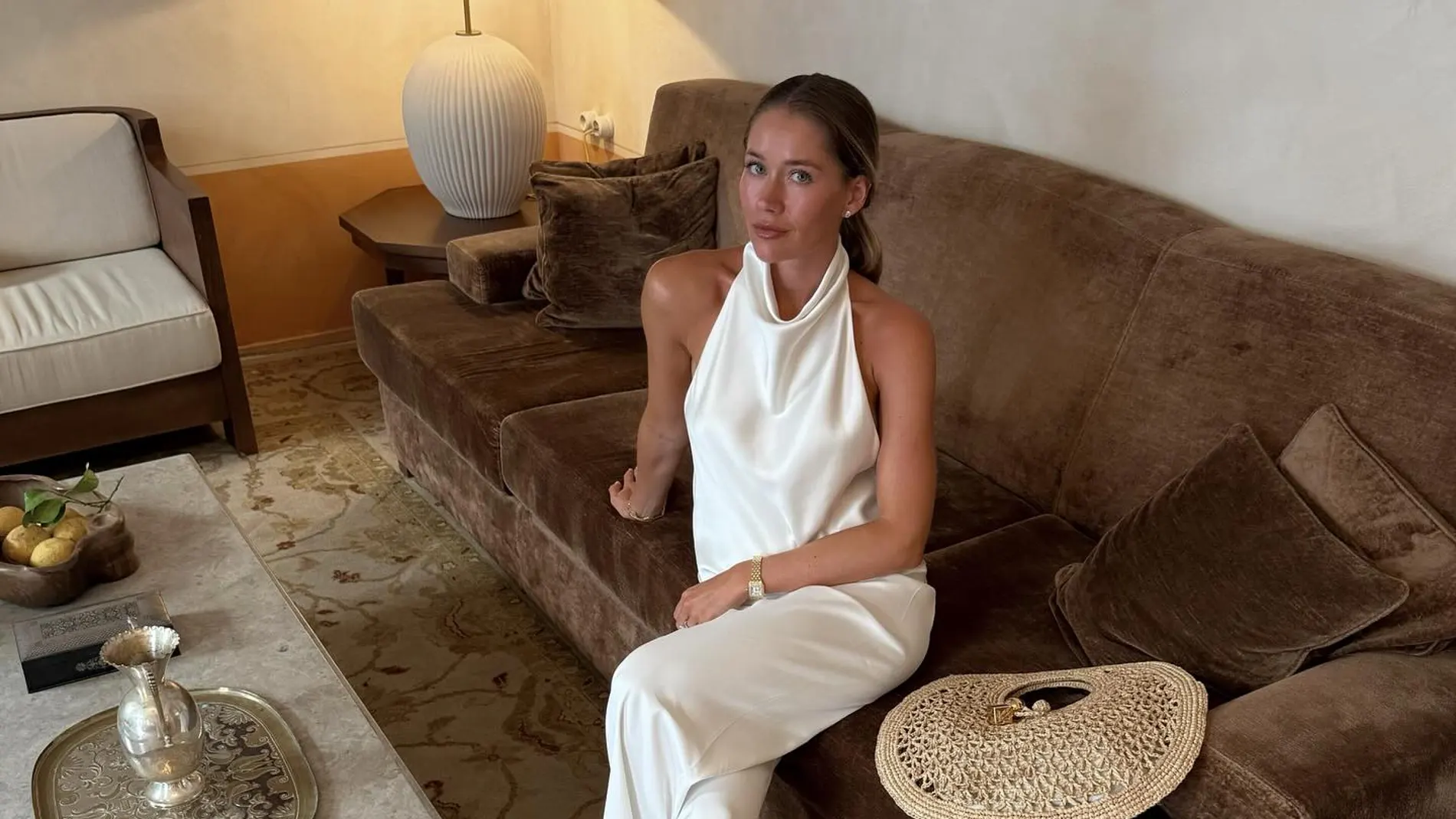 Influencer con 'total look' blanco.