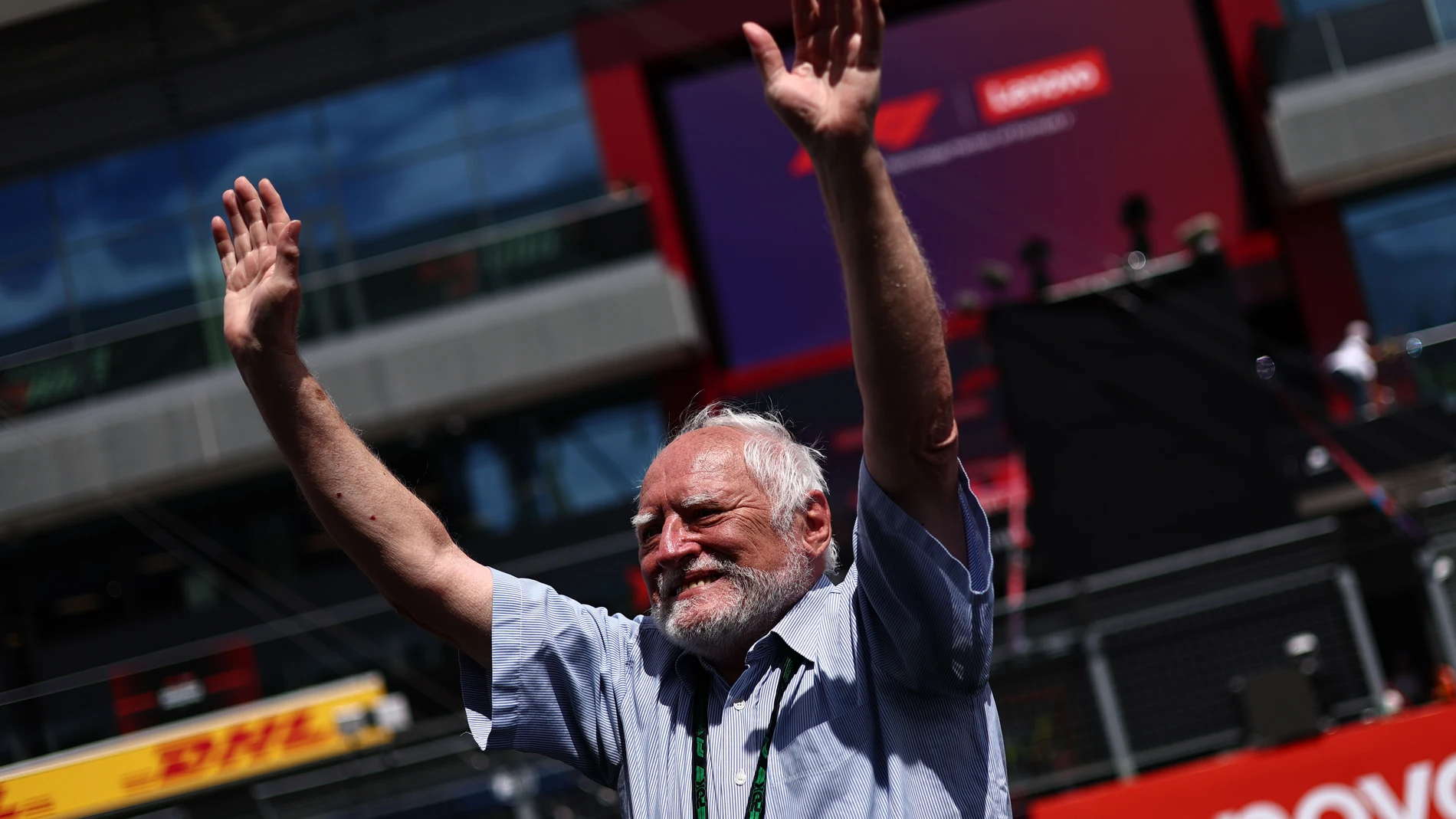 MOGYOROD (Hungary), 03/08/2025.- Hide the Pain Harold internet meme Andras Arato waves to the crowd during the drivers' parade before the Formula 1 Hungarian Grand Prix at the Hungaroring racetrack in Mogyorod near Budapest, Hungary, 03 August 2025. (Fórmula Uno, Hungría) EFE/EPA/ANNA SZILAGYI