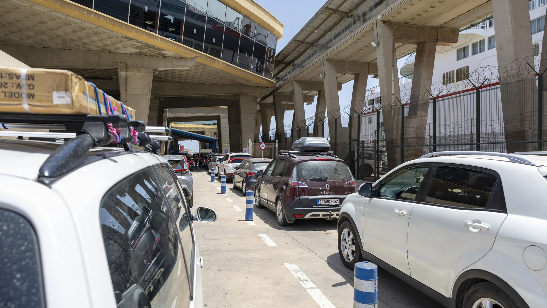 Marroquíes esperan en la frontera de Melilla para pasar a su país e iniciar las vacaciones