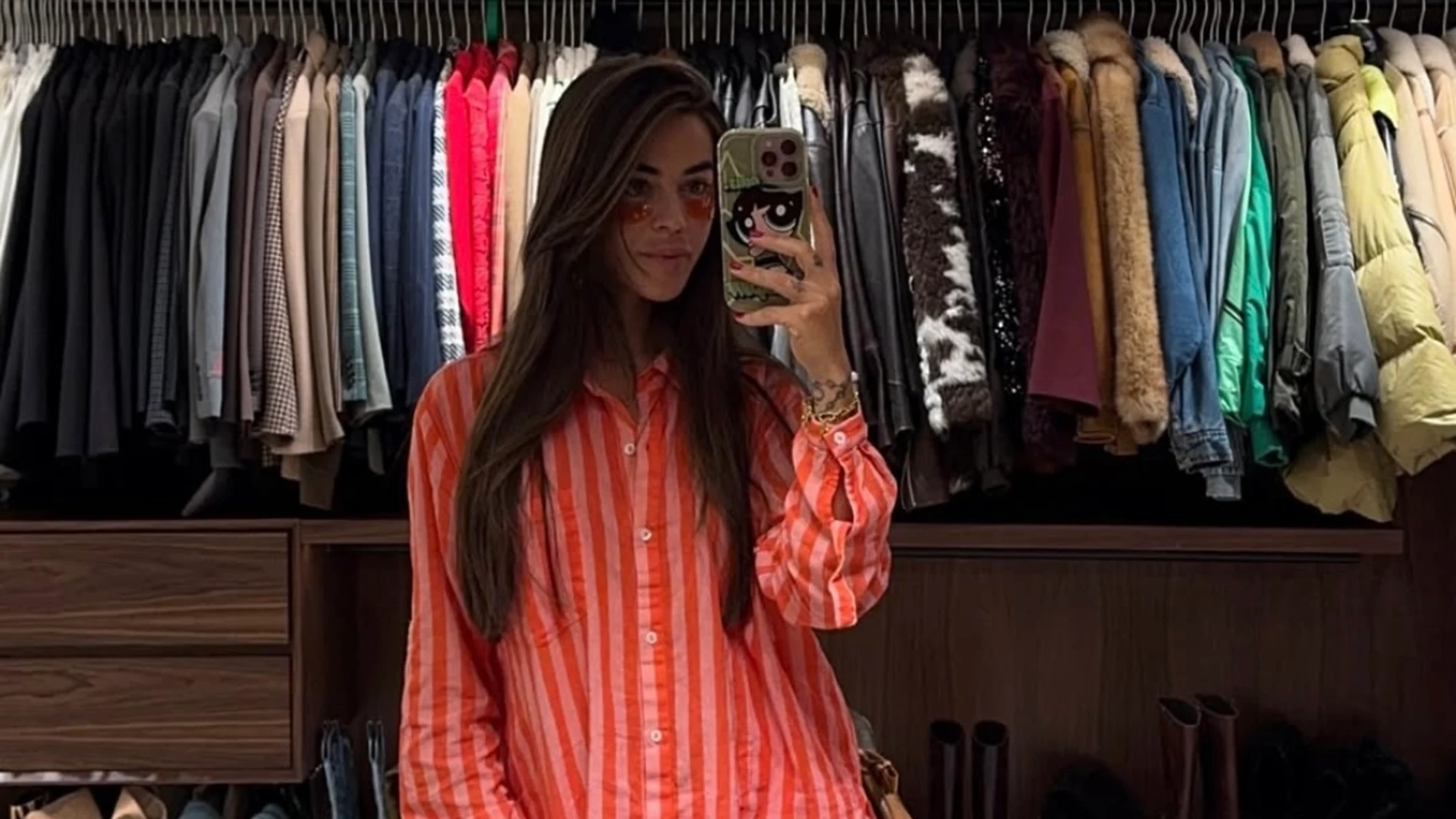 Violeta Mangriñán con pijama de rayas.