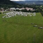 Agricultores franceses rocían con purines y estiércol sus campos para desalojar un campamento de okupas