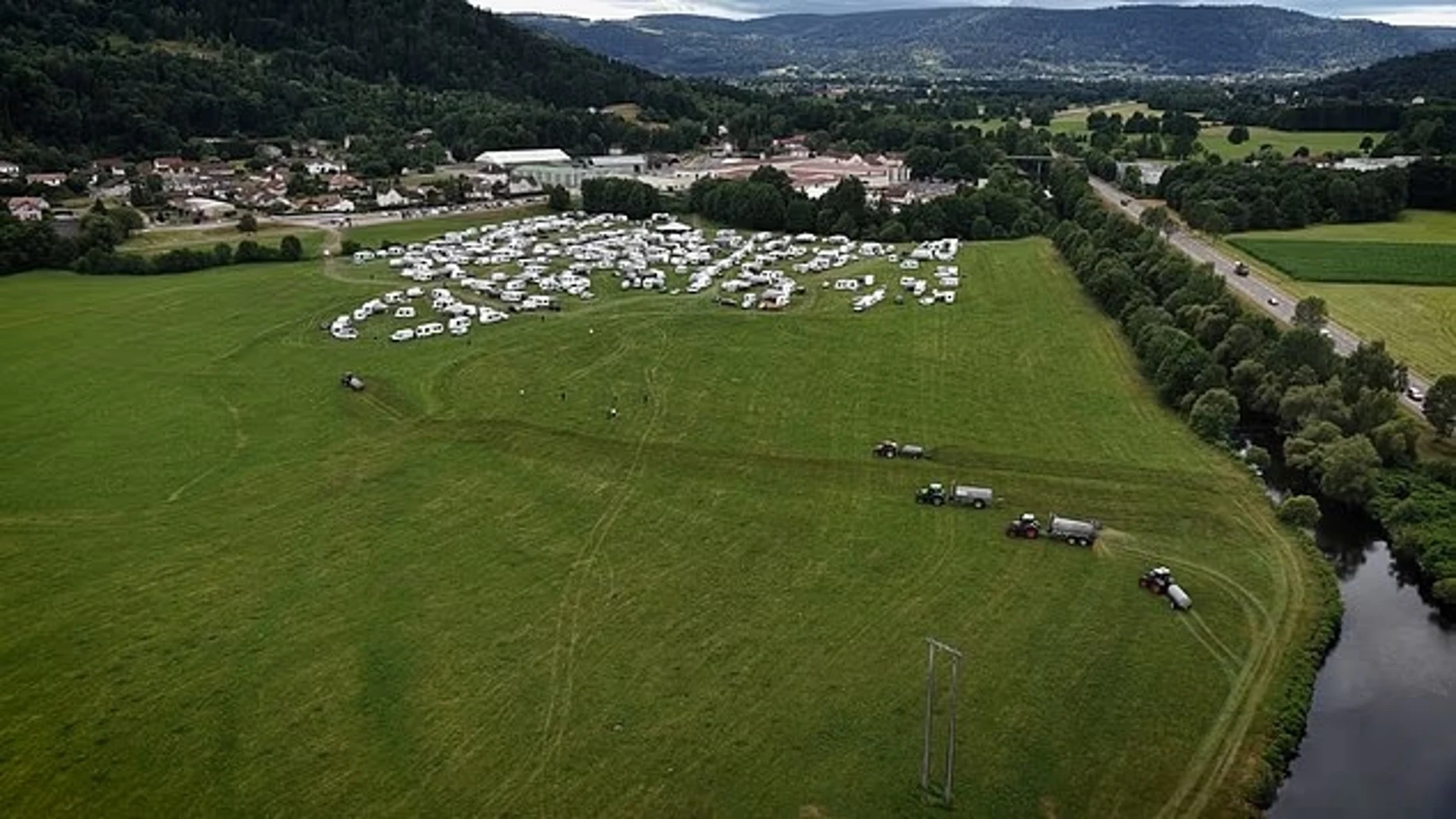 Agricultores franceses rocían con purines y estiércol sus campos para desalojar un campamento de okupas